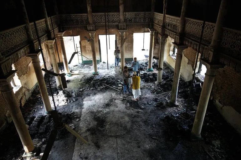 کتابخانه‌ای با بیش از 113 سال قدمت به آتش کشیده شد