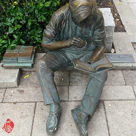 مرد برنزی کتابخوان Out To Lunch statue