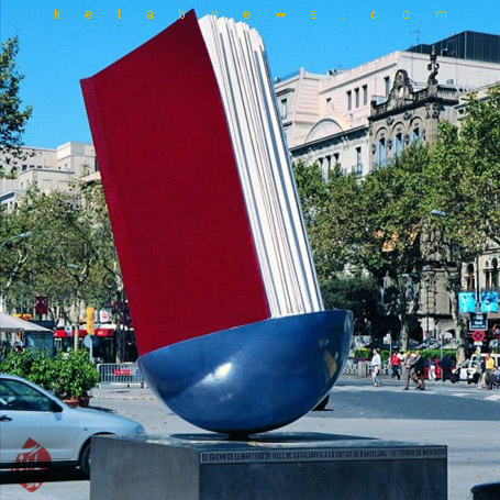 Barcelona book statue بارسلونا مجسمه کتاب