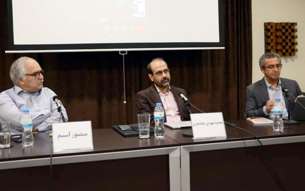 نشست نقد و بررسی در برابر وجدان خویش
